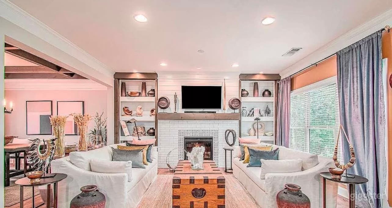 Upscale modern farmhouse Photo 1