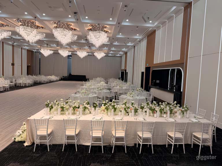  Lunar – Elegant Ballroom for Intimate Events 