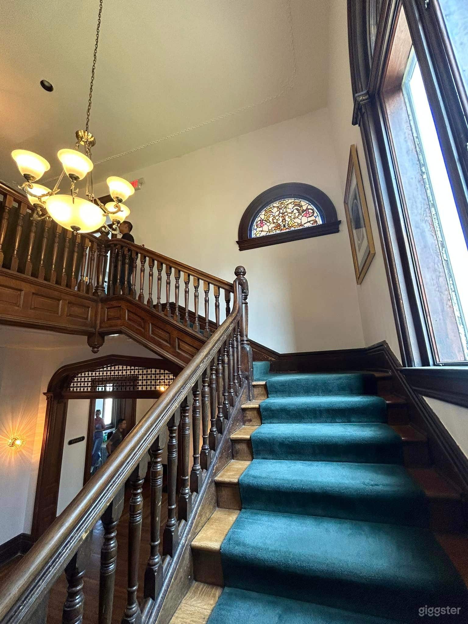 Large Beautiful Mansion with Solarium and Conference Rooms Photo 3
