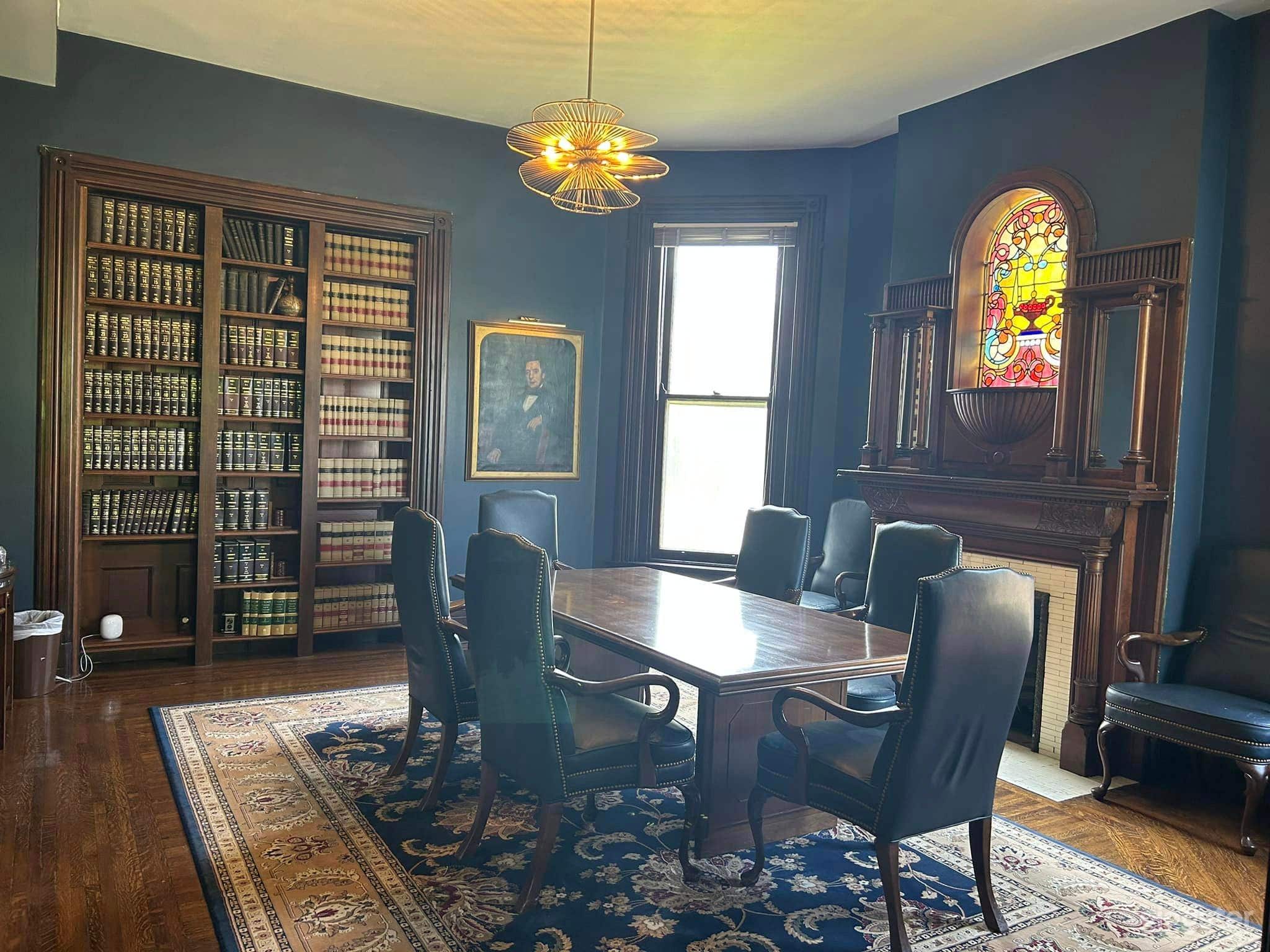 Large Beautiful Mansion with Solarium and Conference Rooms Photo 4