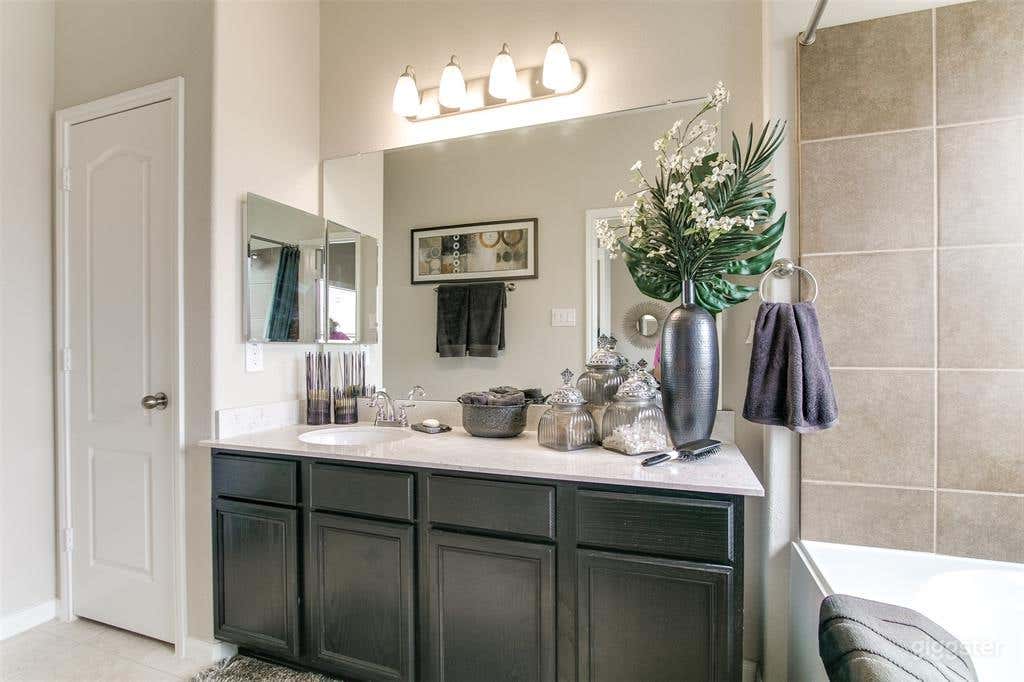 Luxury Home-Private Gated Neighborhood Photo 4