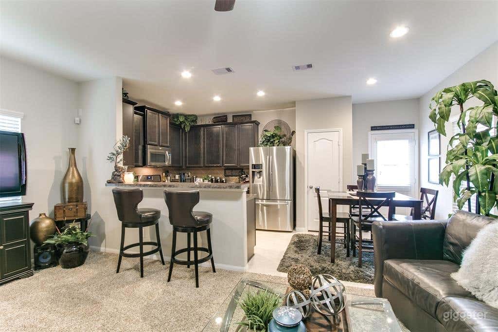 Luxury Home-Private Gated Neighborhood Photo 1