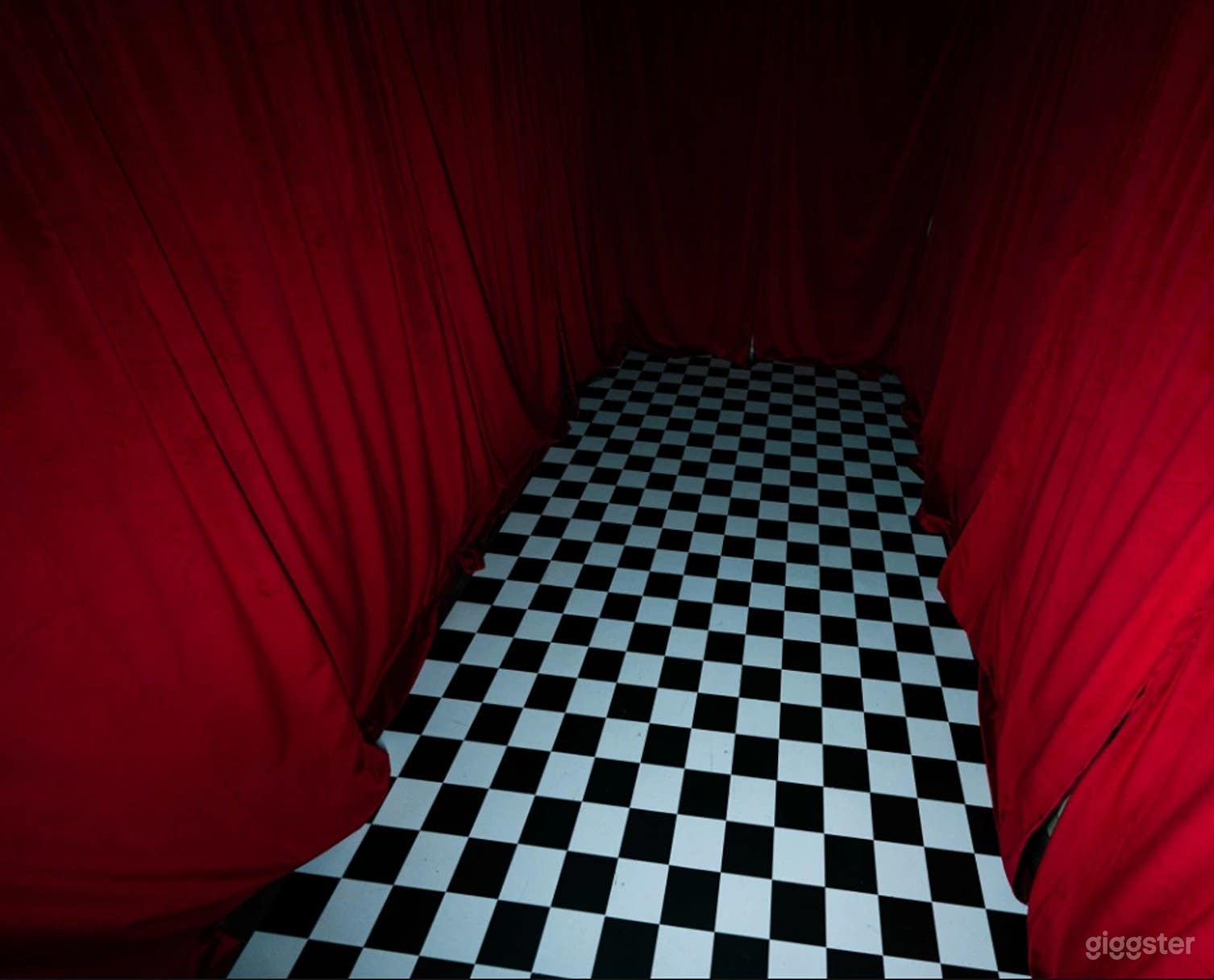 THE RED ROOM Photo 2