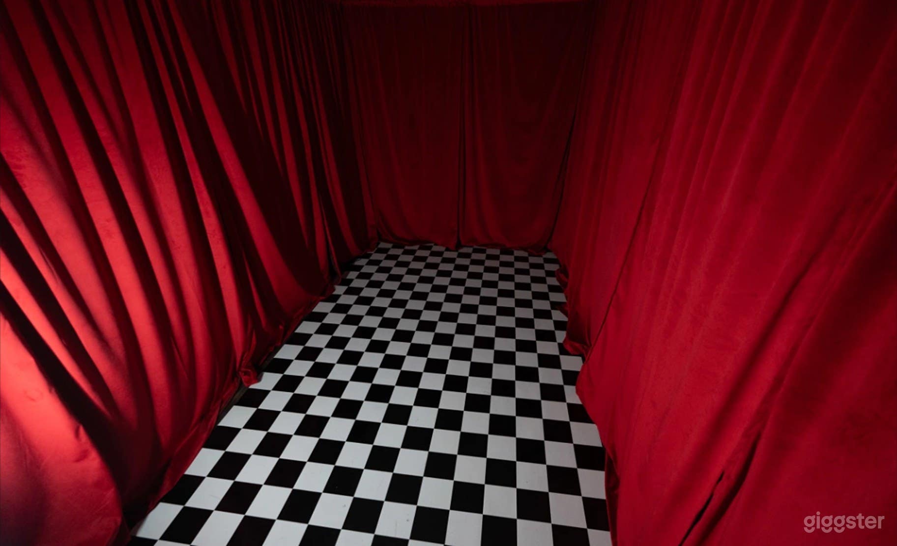 THE RED ROOM Photo 1