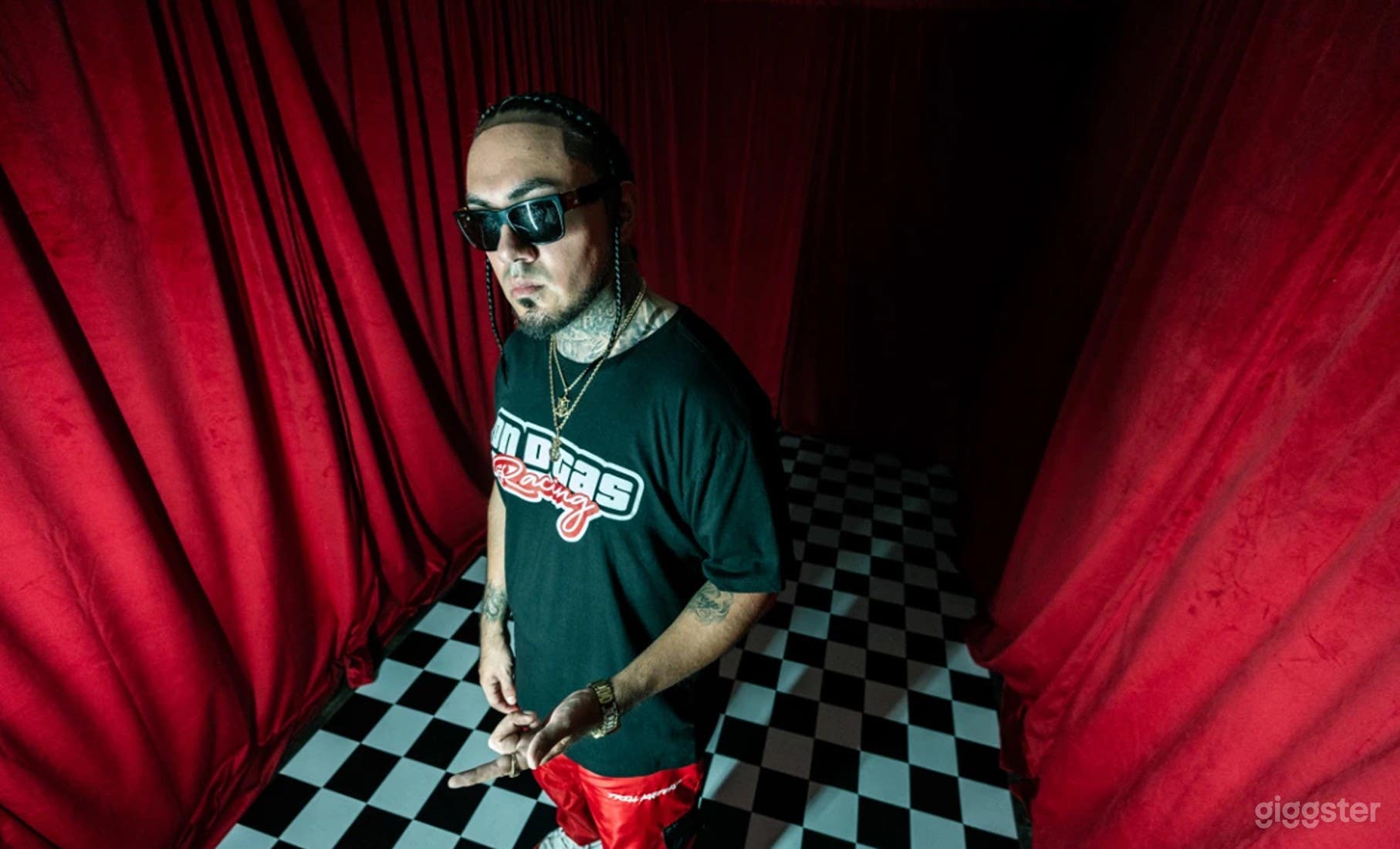 THE RED ROOM Photo 4