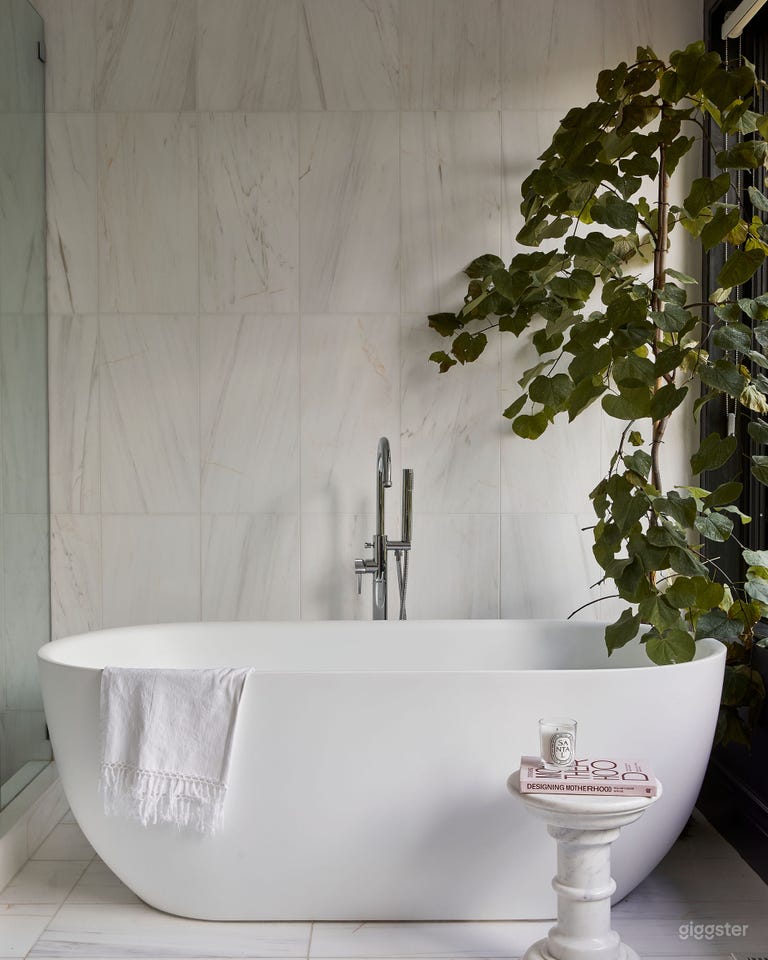  Beautiful Home- lots of looks 