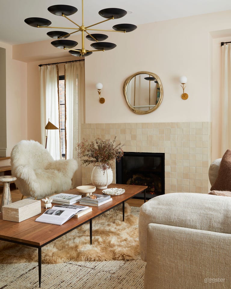  Beautiful Home- lots of looks 