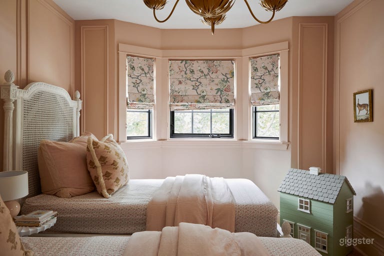  Beautiful Home- lots of looks 