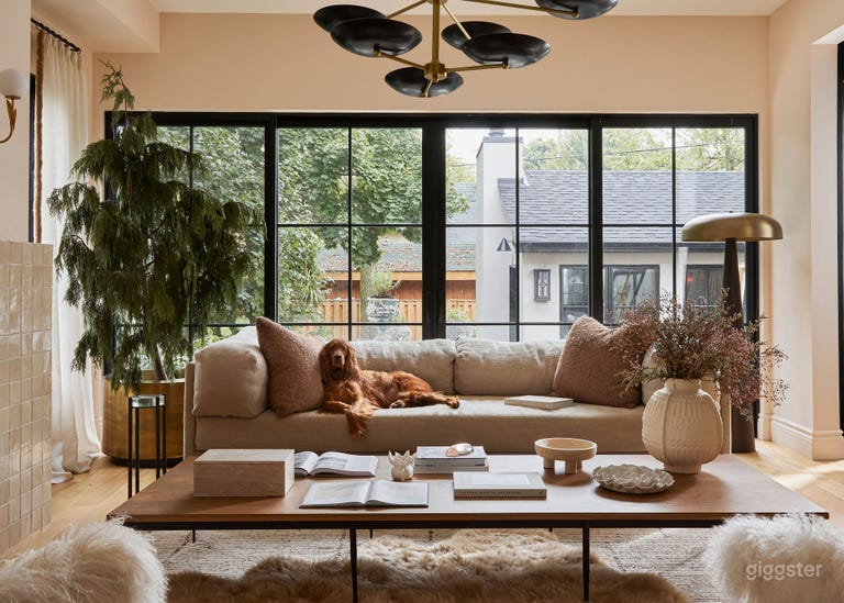  Beautiful Home- lots of looks 