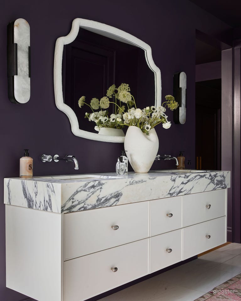  Beautiful Home- lots of looks 