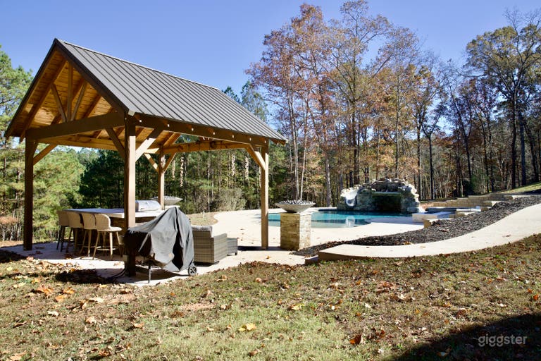  A Cinematic Lakeside Escape 