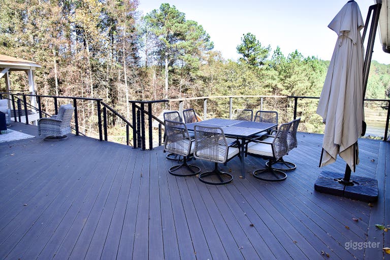  A Cinematic Lakeside Escape 