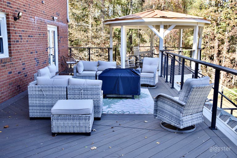  A Cinematic Lakeside Escape 