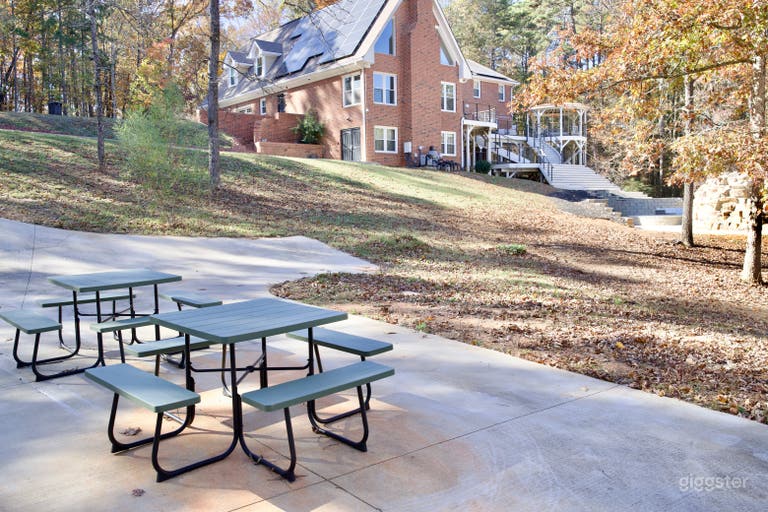  A Cinematic Lakeside Escape 