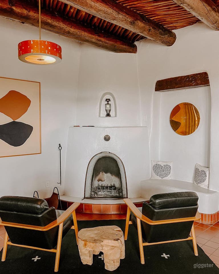  Charming Lobby for Mini Gatherings and Photoshoots 