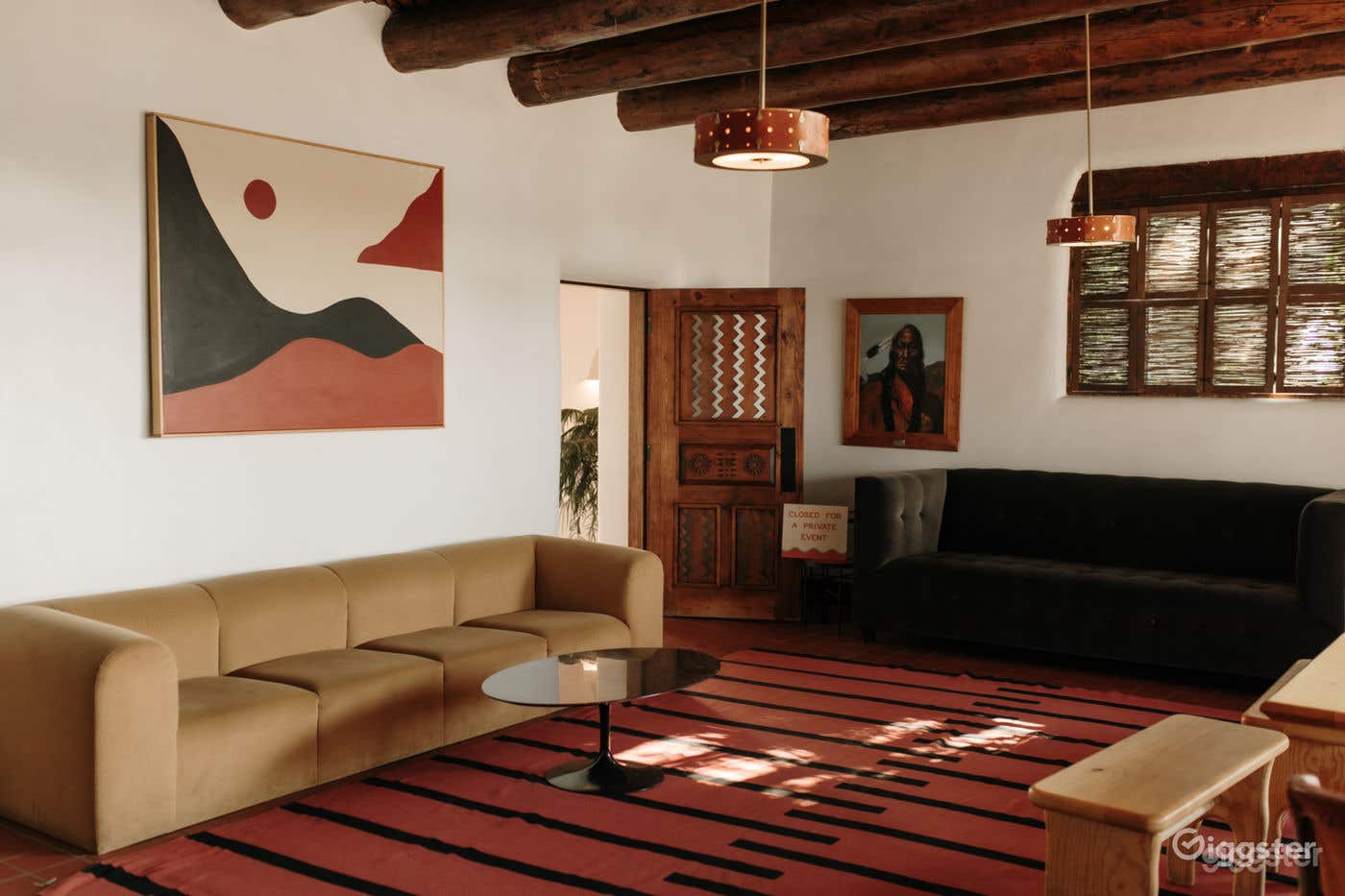 Charming Lobby for Mini Gatherings and Photoshoots Photo 1