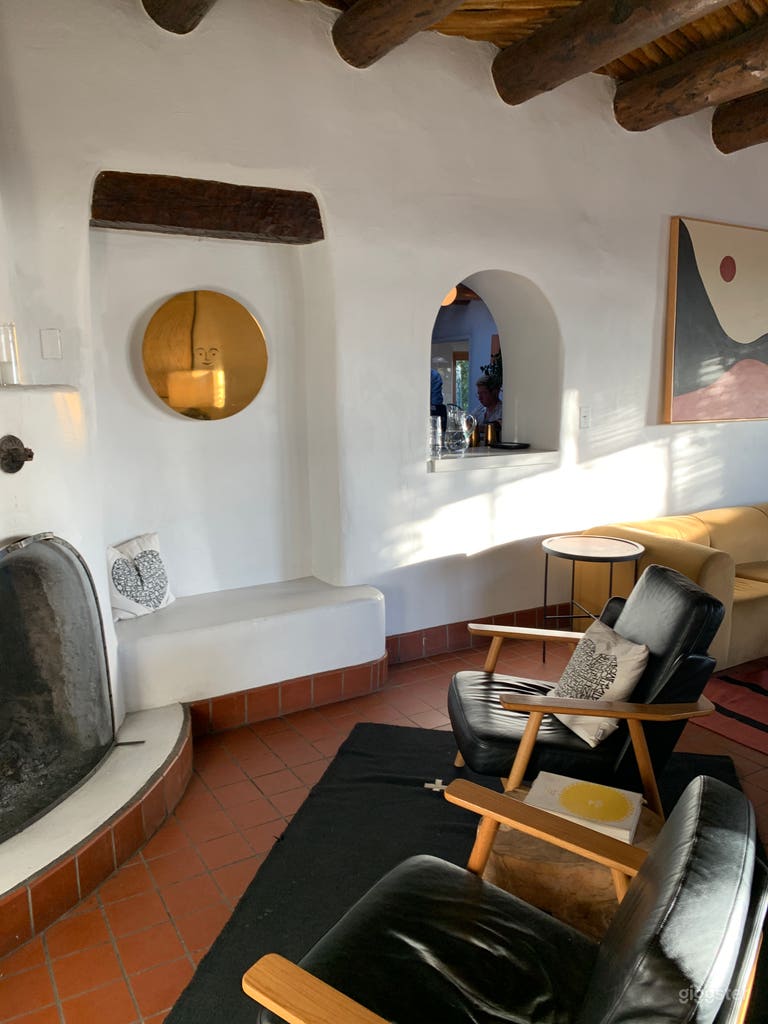  Charming Lobby for Mini Gatherings and Photoshoots 