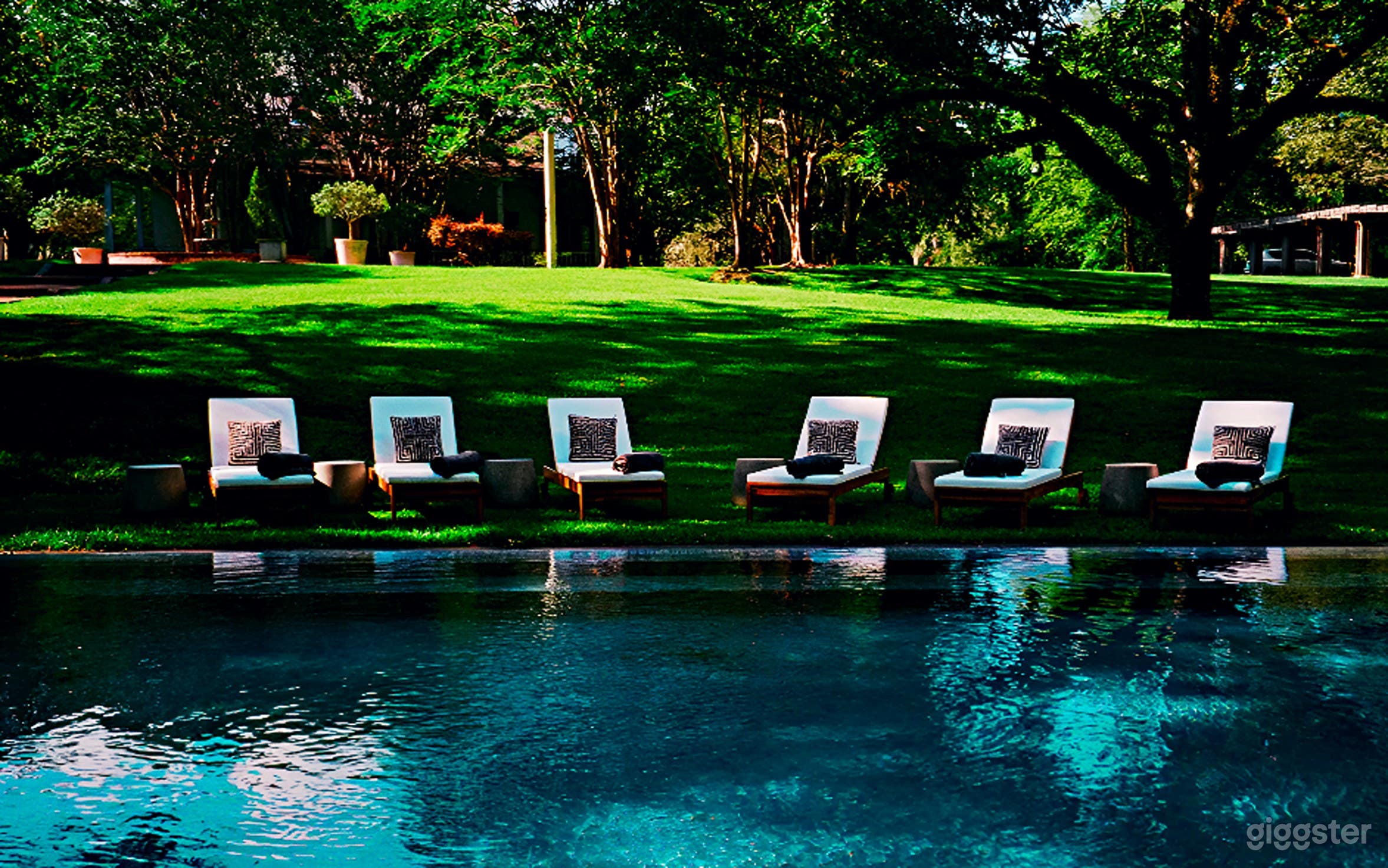 Charming Infinity Pool Photo 1