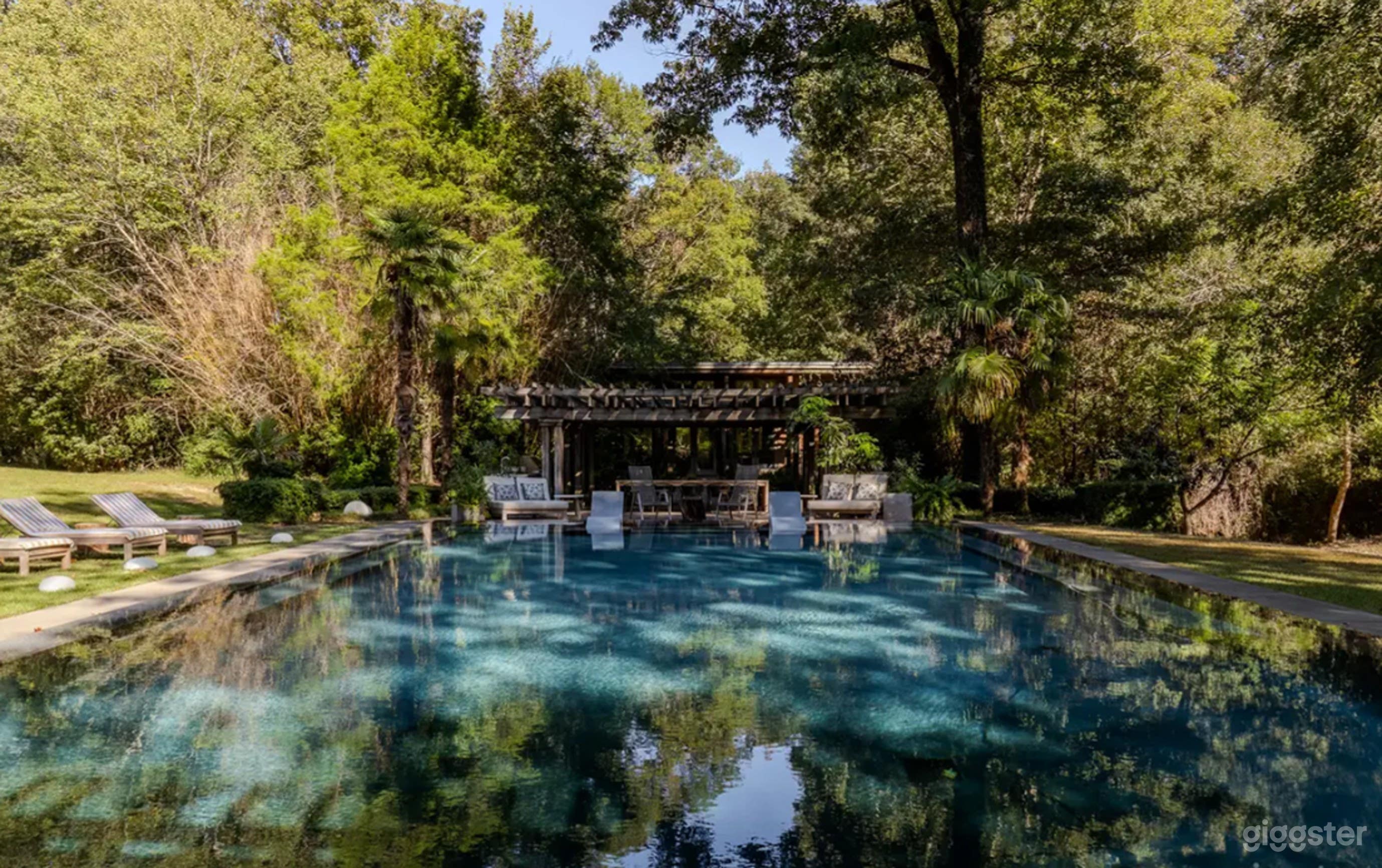 Charming Infinity Pool Photo 4