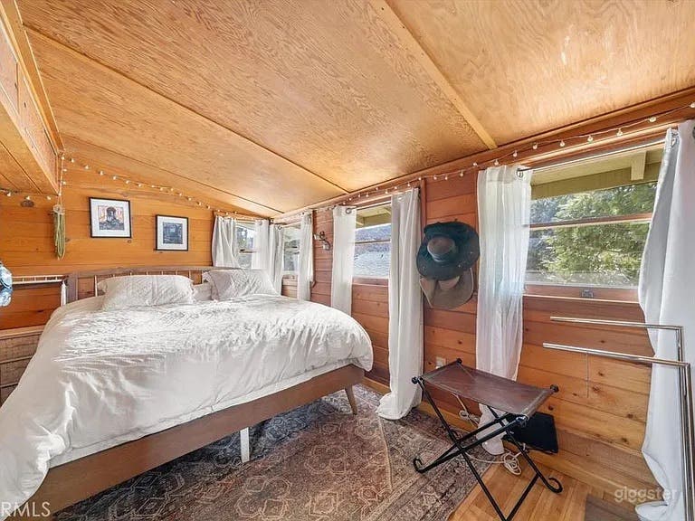 928 Rustic Cabin with Lake View in Lake Hughes Photo 4