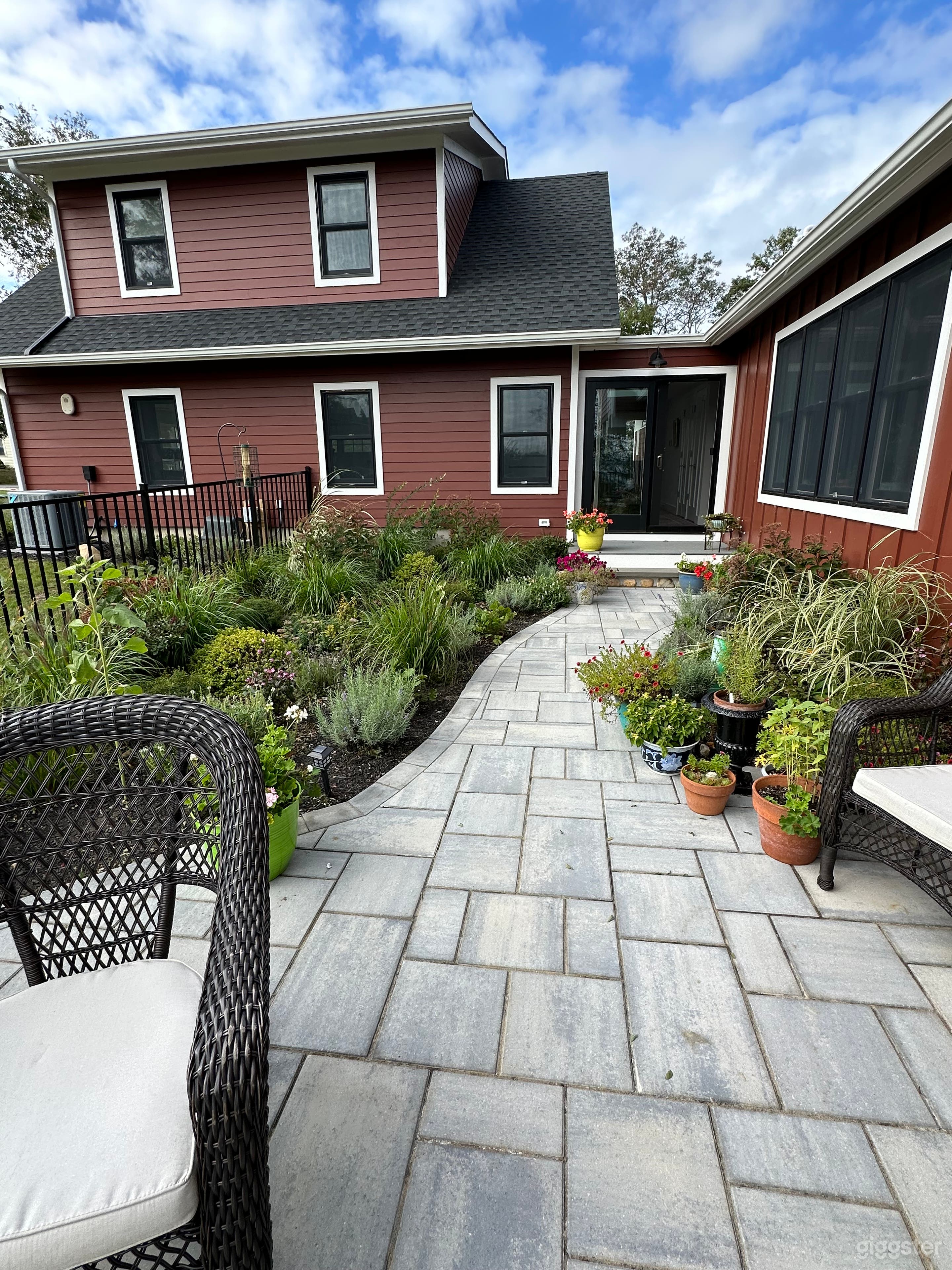 Beautiful Private Home w Waterfront View Photo 3