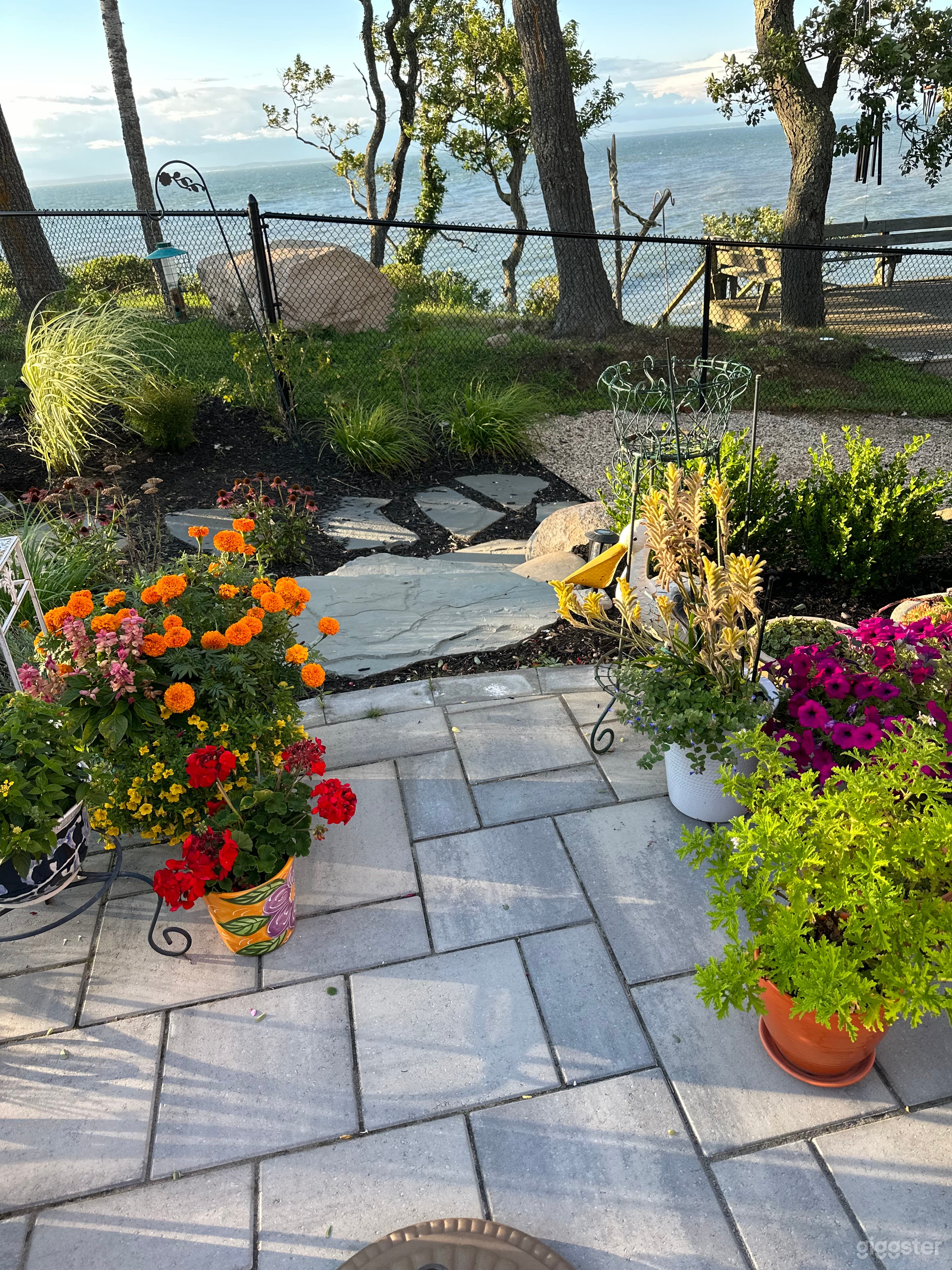 Beautiful Private Home w Waterfront View Photo 4