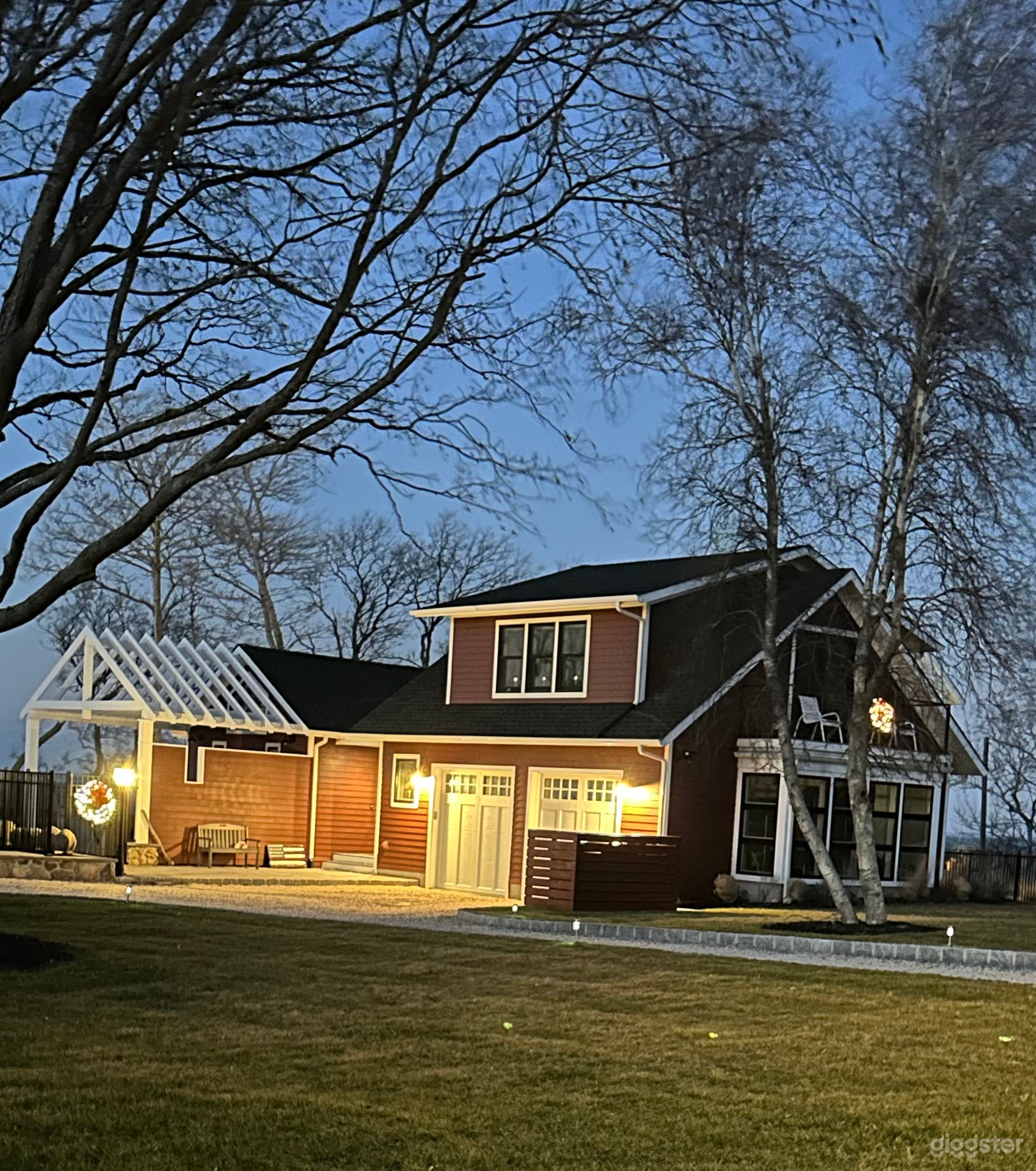 Beautiful Private Home w Waterfront View Photo 2