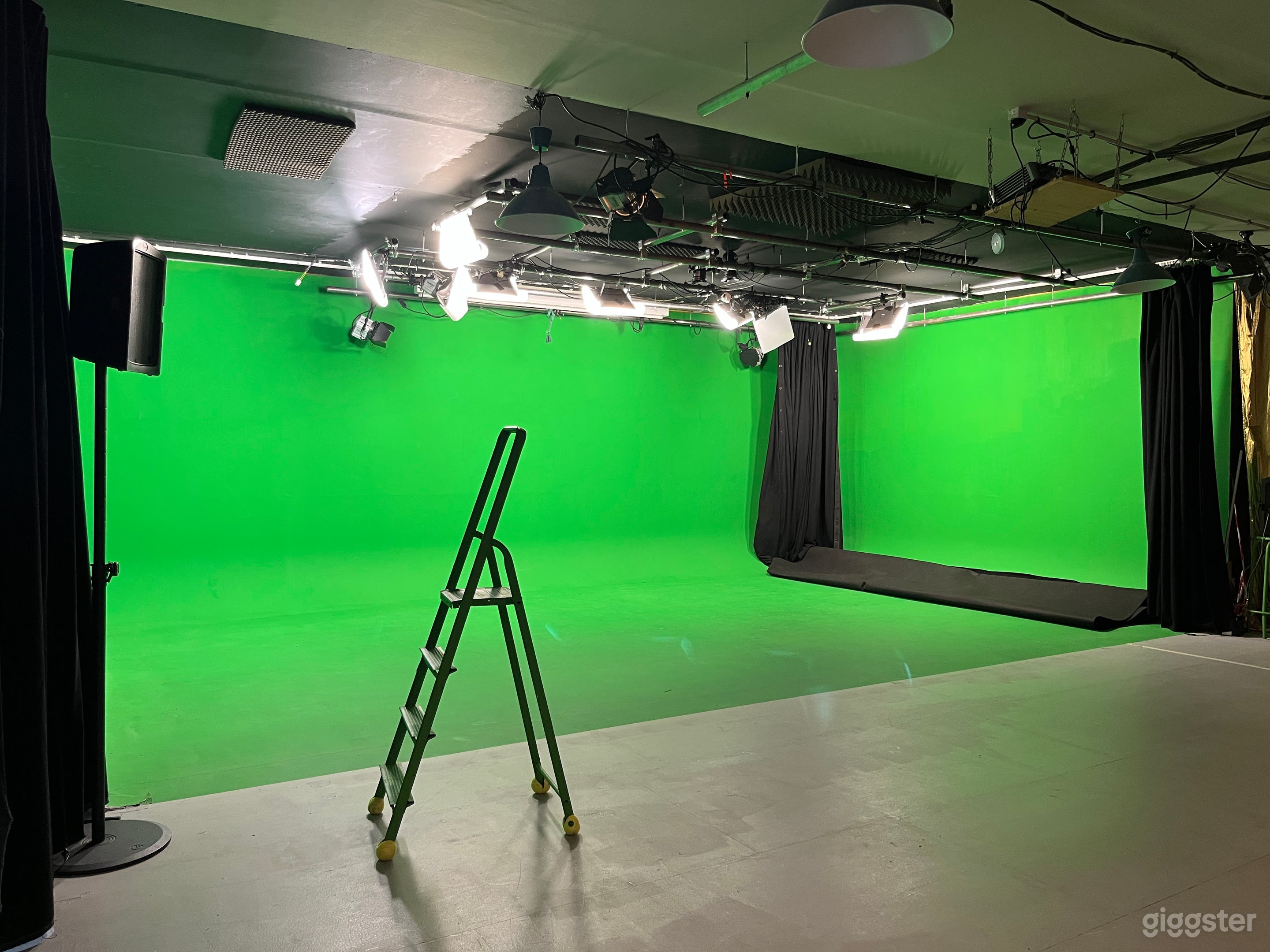 Photo de Grand studio de tournage de 250m2 à Paris - Fond vert 2