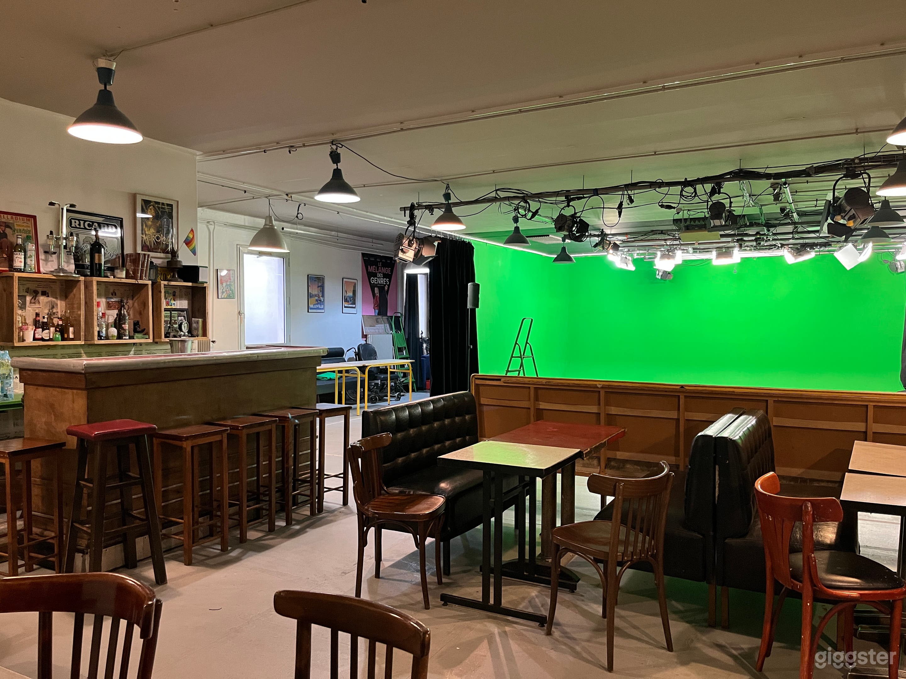 Photo de Grand studio de tournage de 250m2 à Paris - Fond vert 1