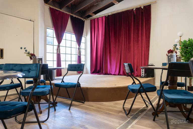  Espacio de actuación y producción con escenario 