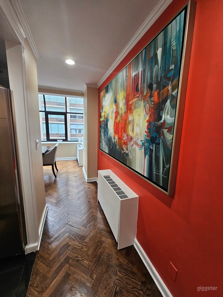  Ático Elegante con Grandes Ventanas y Diseño Moderno de Loft 