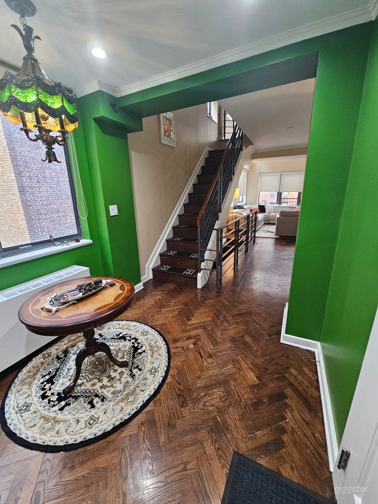  Ático Elegante con Grandes Ventanas y Diseño Moderno de Loft 