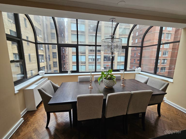  Ático Elegante con Grandes Ventanas y Diseño Moderno de Loft 
