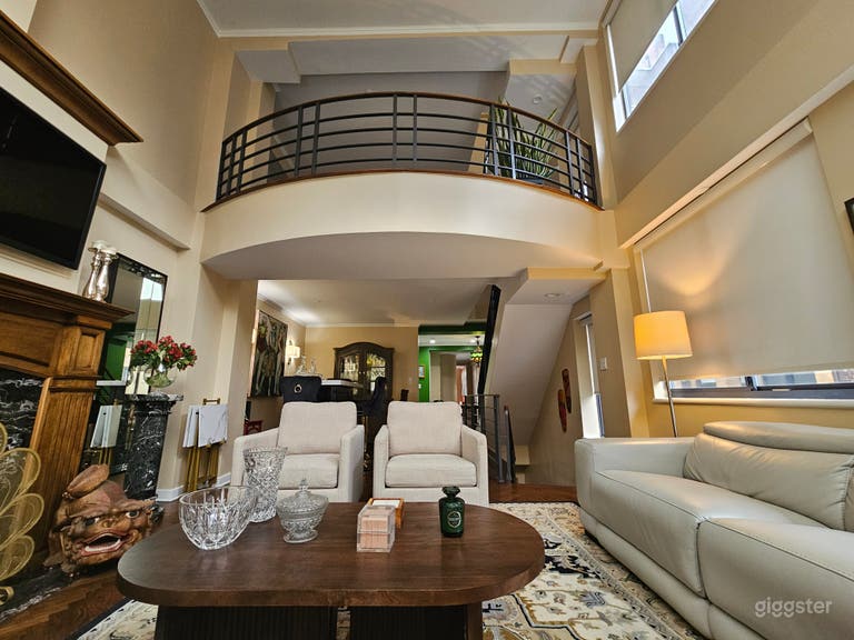  Ático Elegante con Grandes Ventanas y Diseño Moderno de Loft 