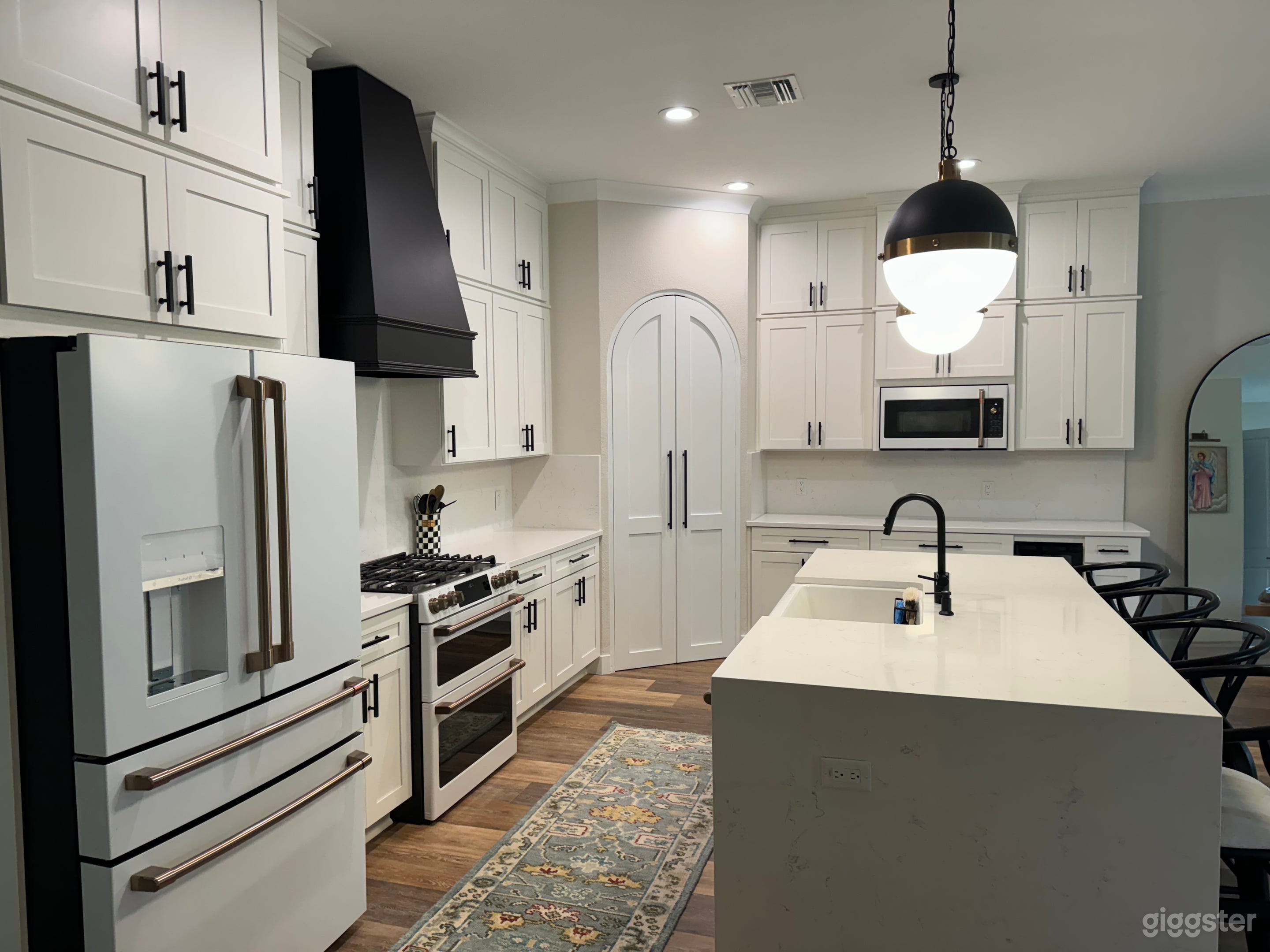 Classic Modern Kitchen Space Photo 3