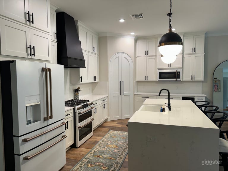  Classic Modern Kitchen Space 