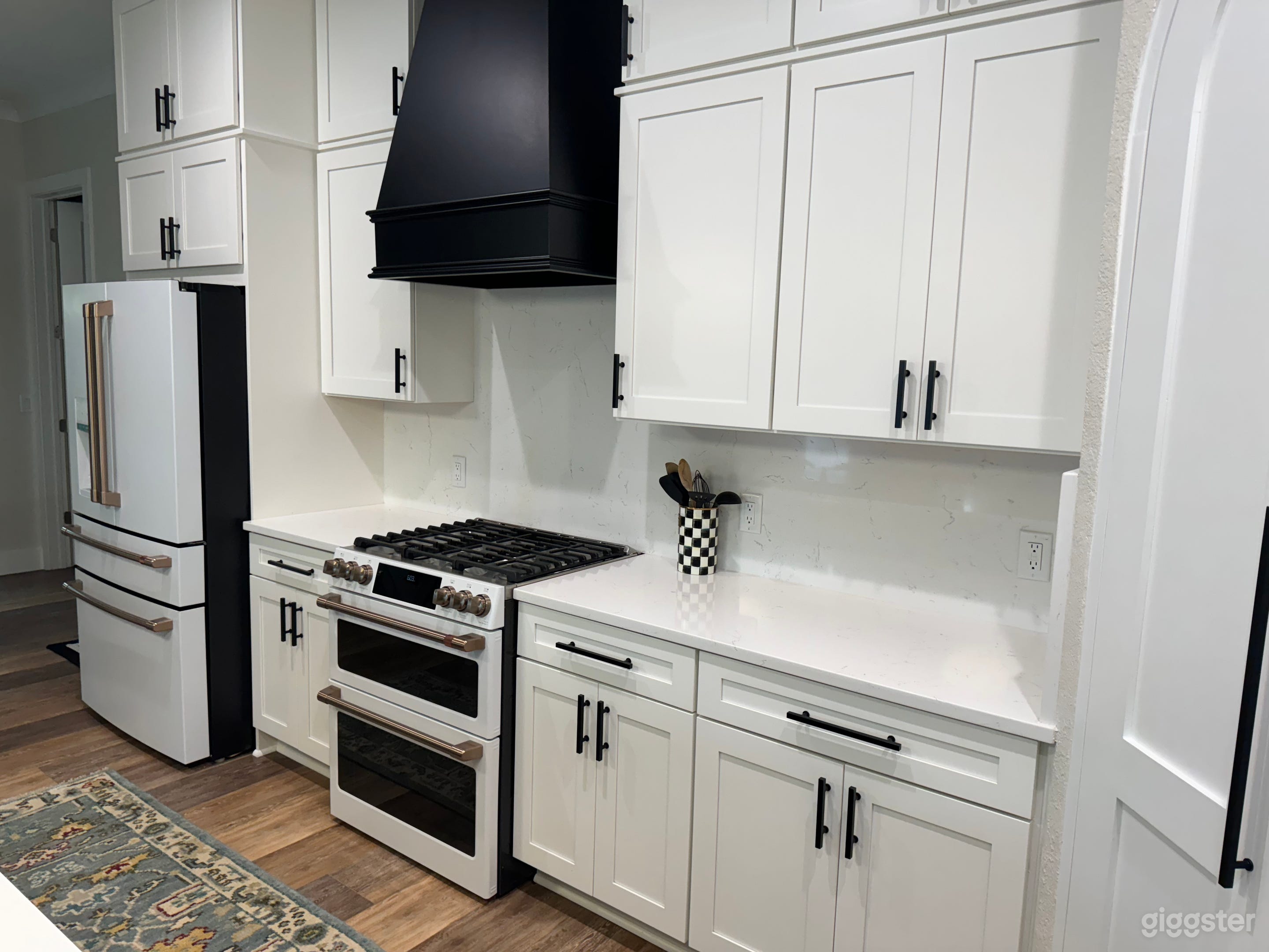 Classic Modern Kitchen Space Photo 2