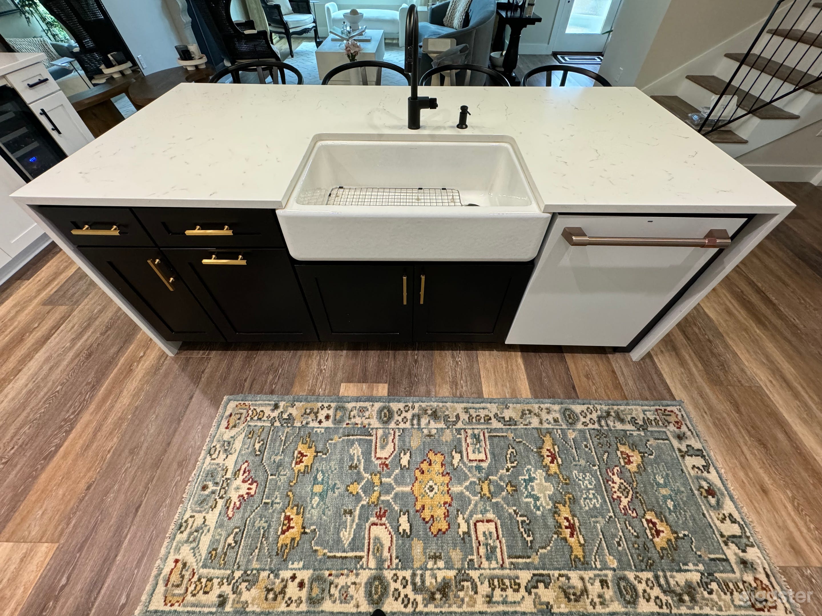 Classic Modern Kitchen Space Photo 4