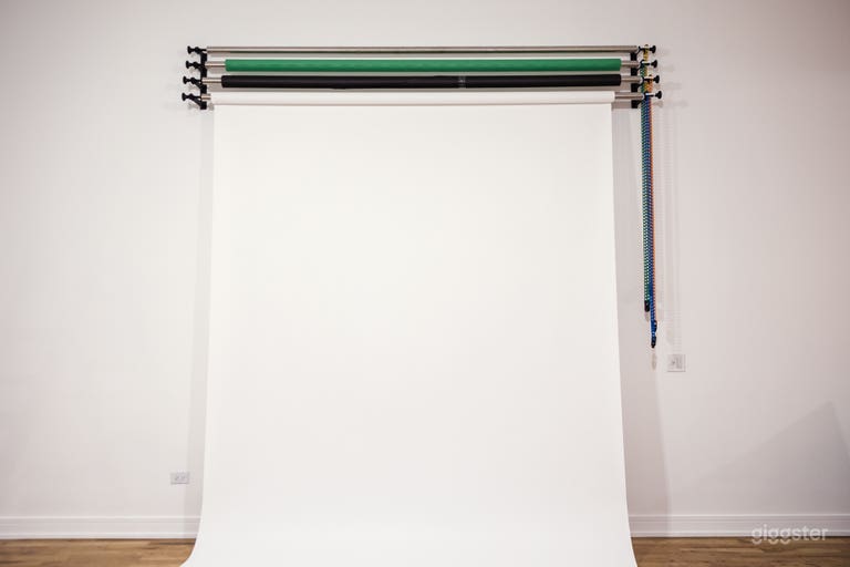  White, black, and green screen backdrops 