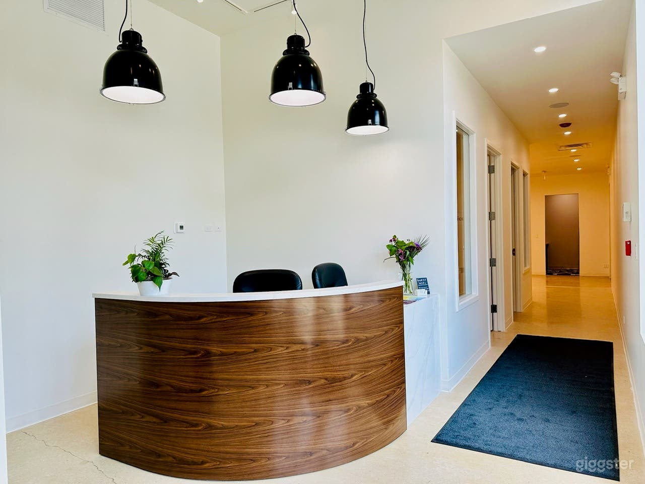 Sophisticated and Bright Event Space Photo 4