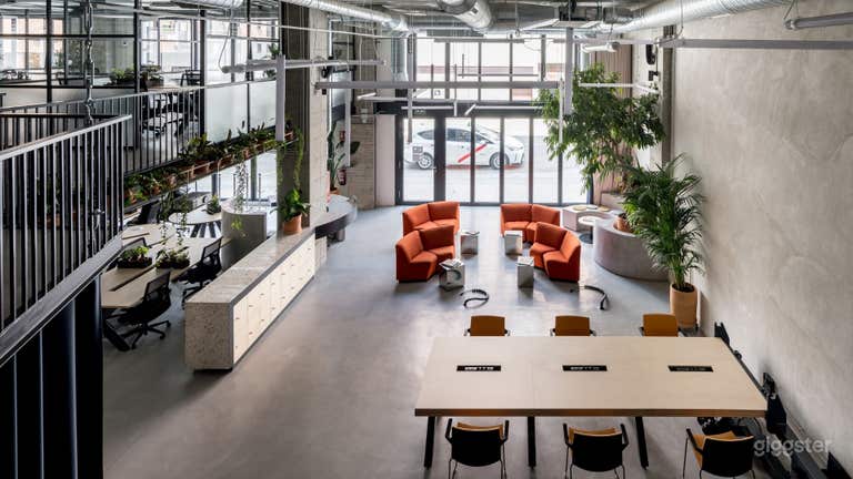  Großer Coworking-Space im Industriestil 