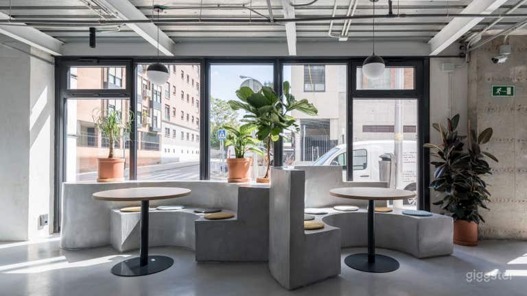  Großer Coworking-Space im Industriestil 