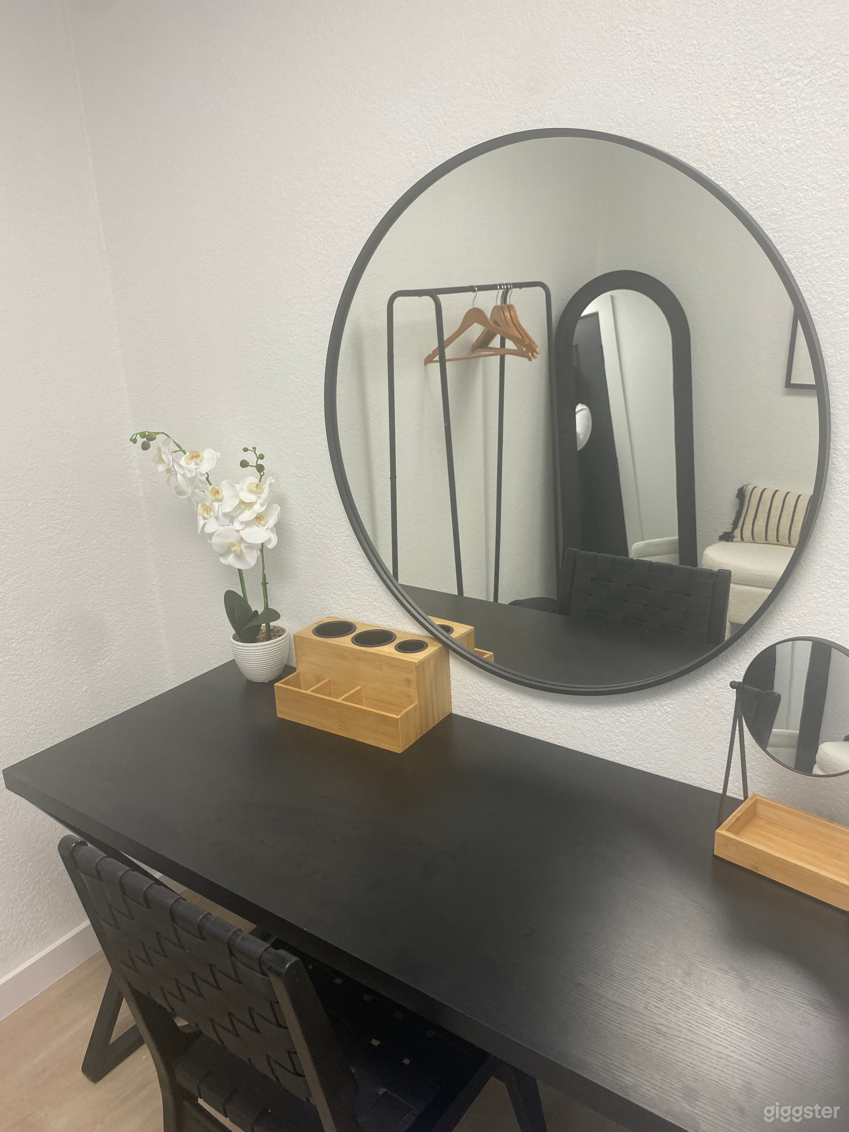 Modern lifestyle studio in Arlington, TX Photo 4