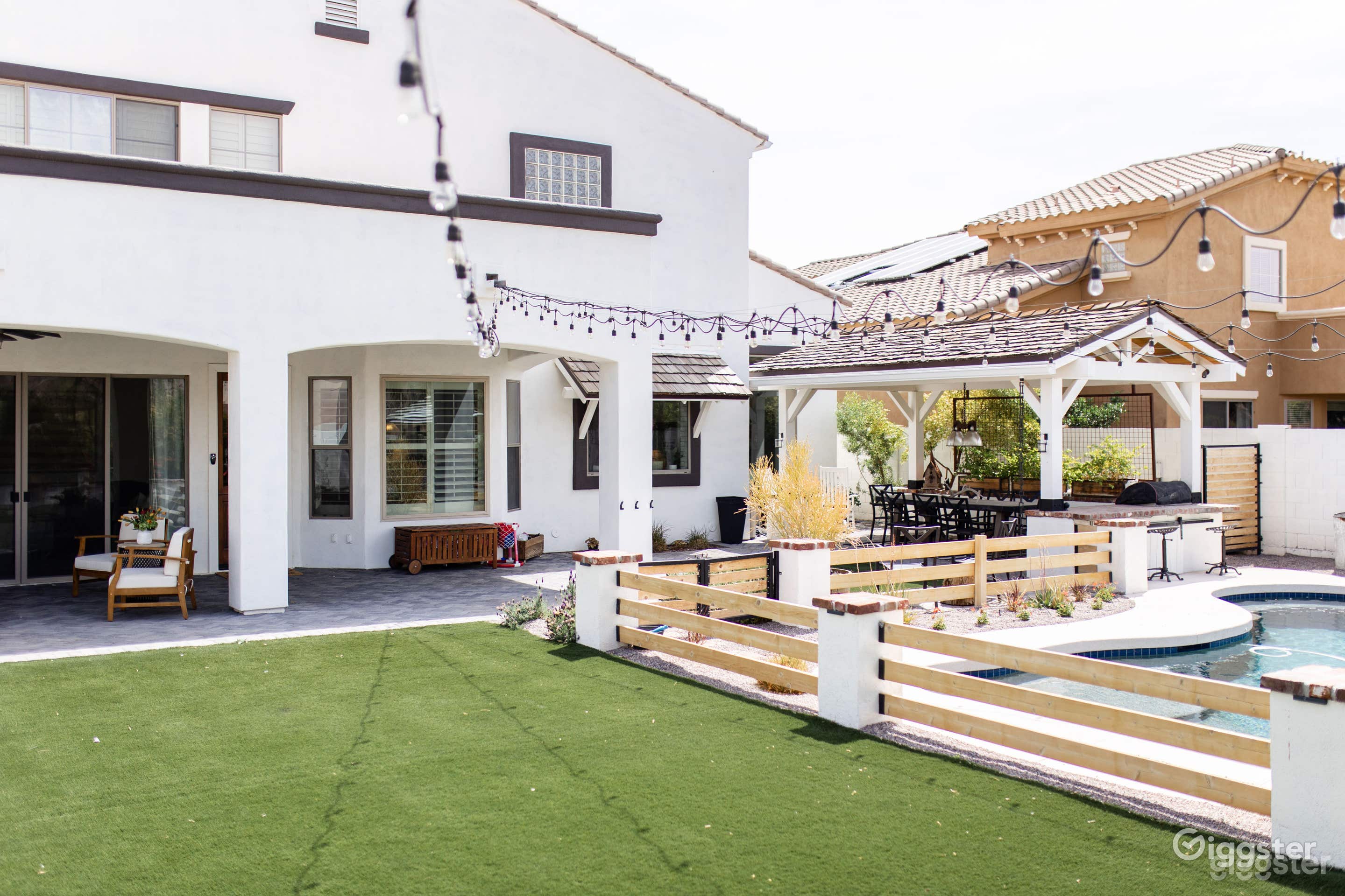 Creative Oasis: A Poolside Haven  Photo 3