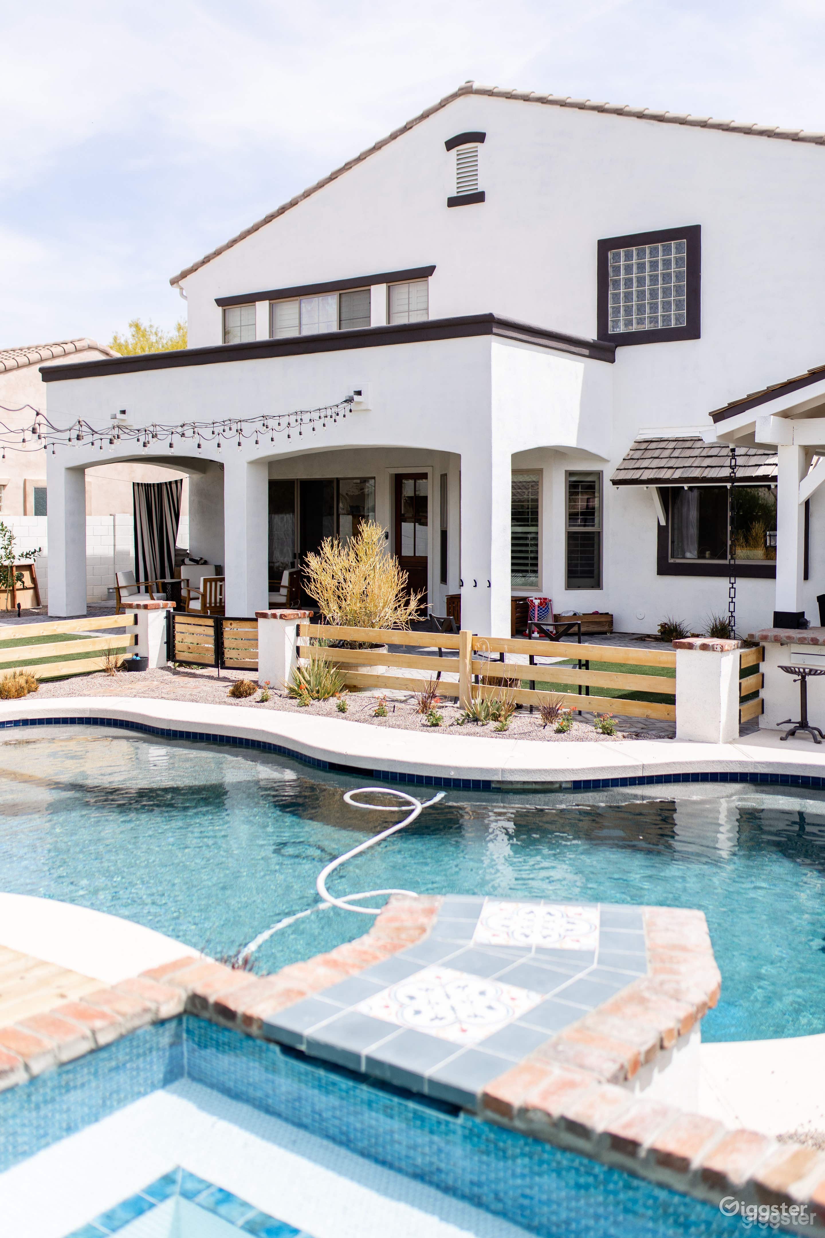 Creative Oasis: A Poolside Haven  Photo 4