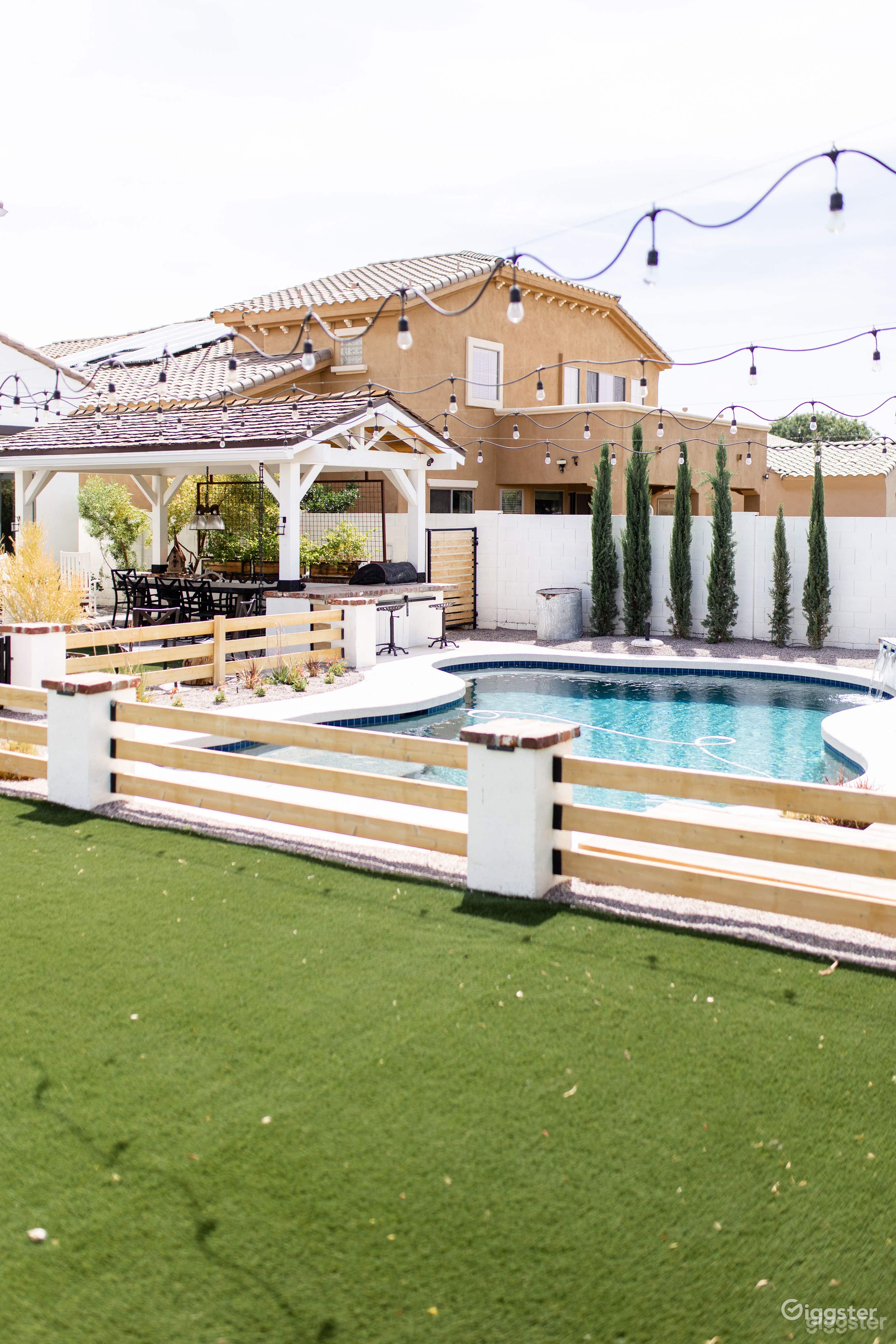 Creative Oasis: A Poolside Haven  Photo 1