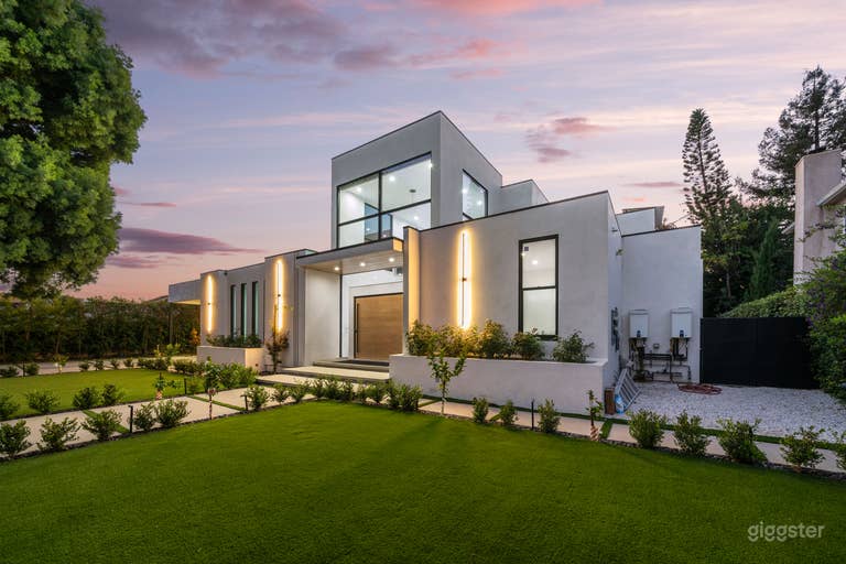  ULTRA-MODERN ARCHITECTURAL MASTERPIECE 