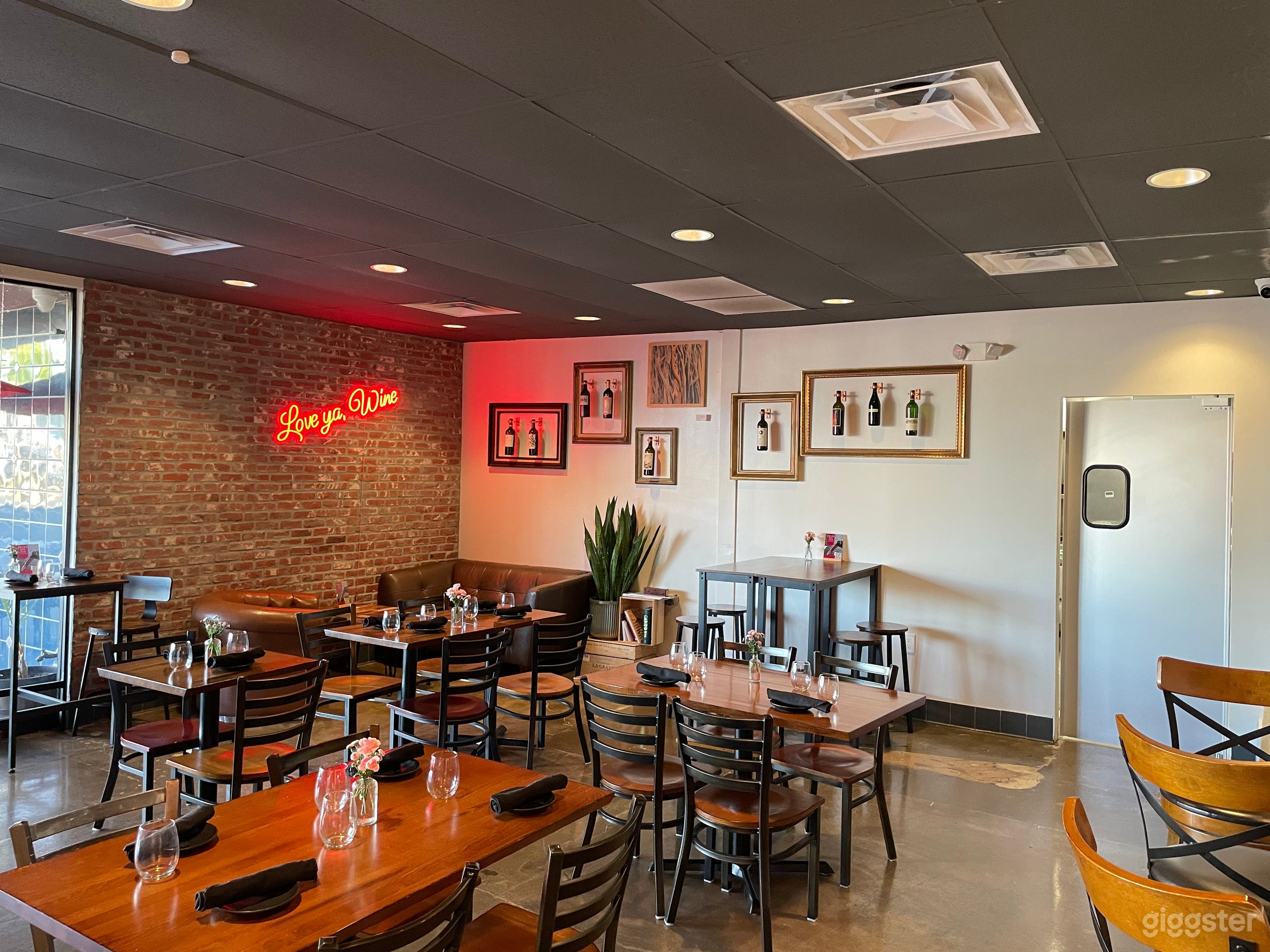 Boutique award winning wine Bar/Restaurant Photo 2