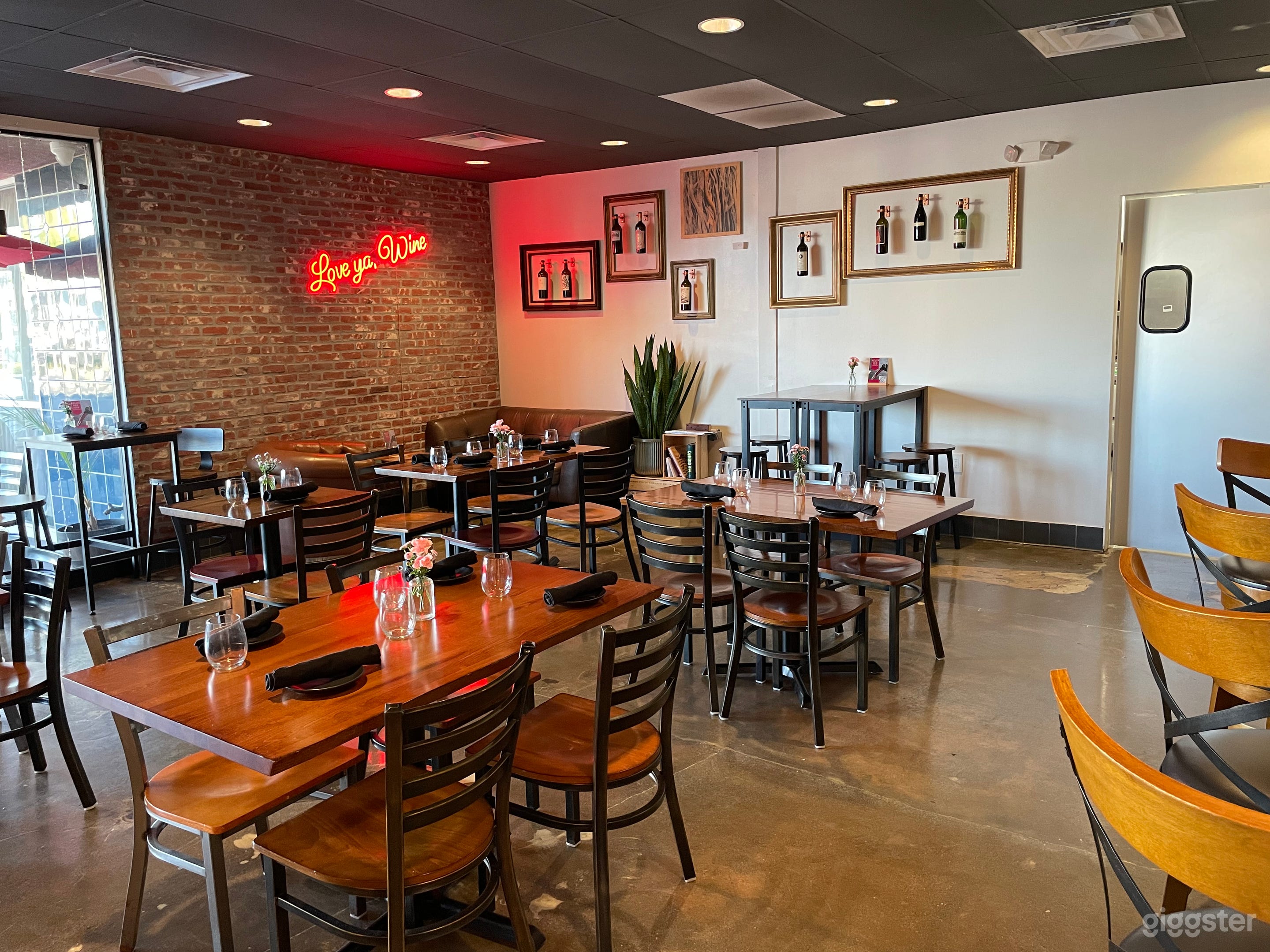 Boutique award winning wine Bar/Restaurant Photo 4