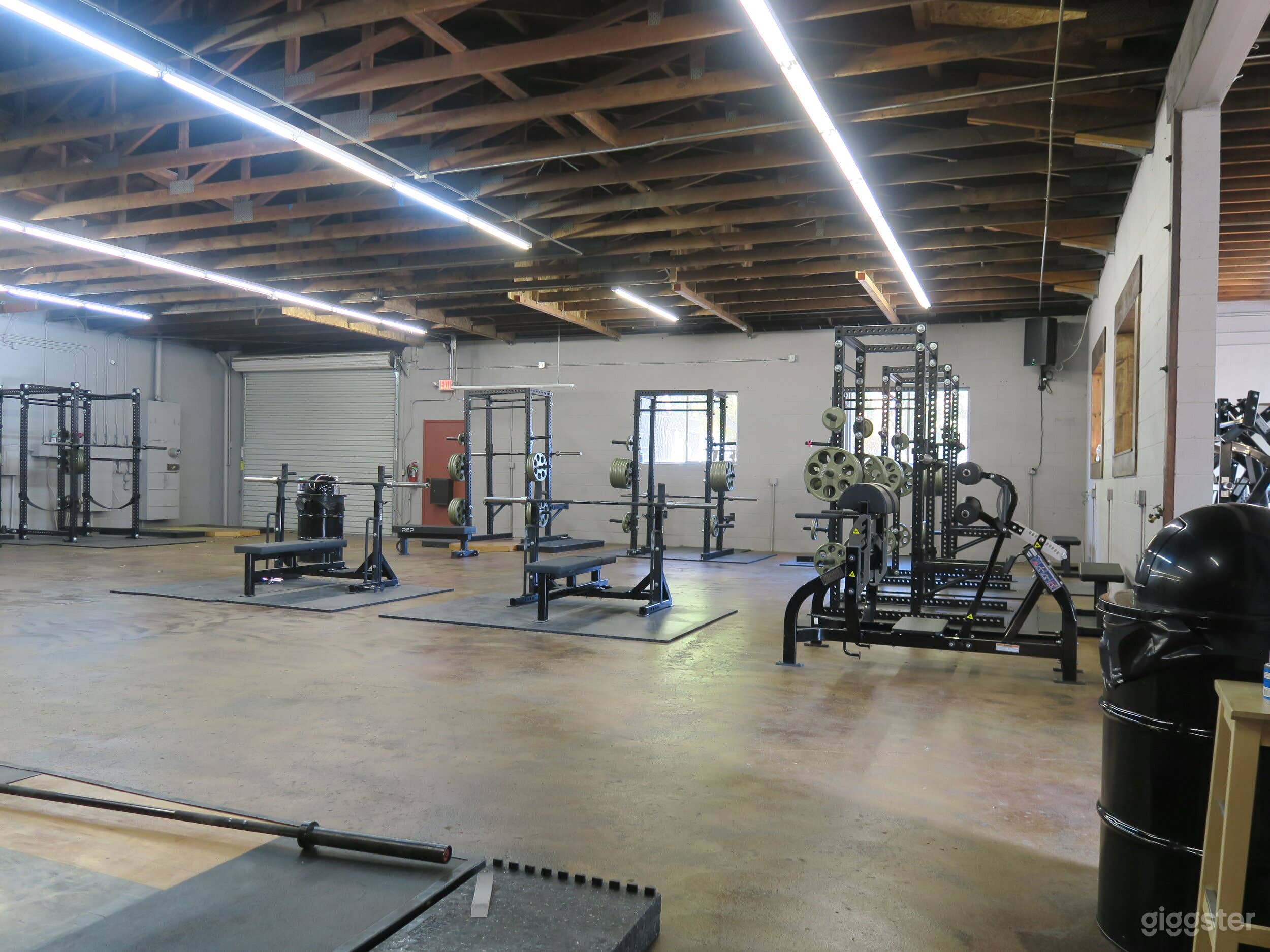 Well-Equipped Barbell GYM  Photo 1